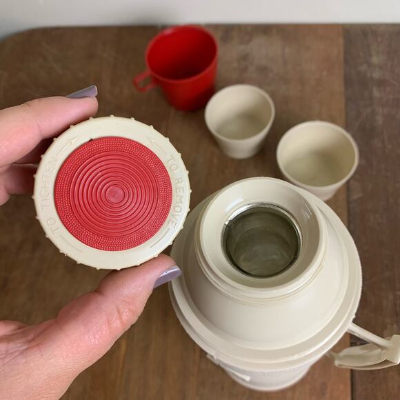 Vintage THERMOS 2402 1 Quart Insulated Vacuum Bottle with 2 Cups - Picture 2 of 7